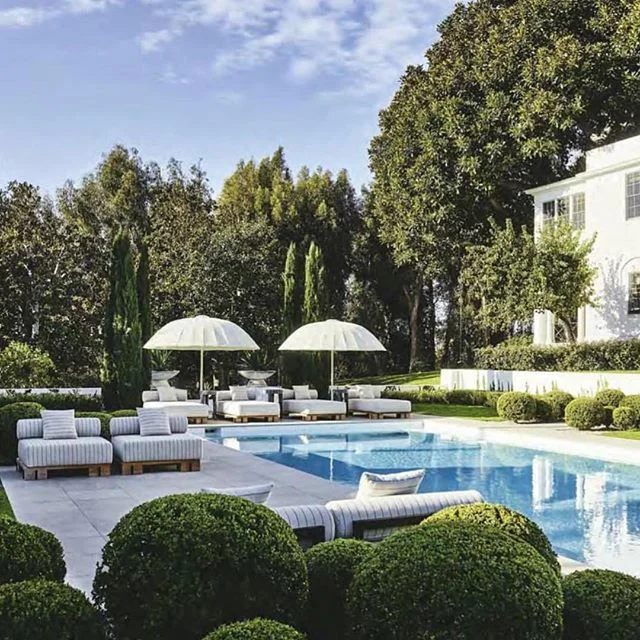 Traditional Landscape design 🌳 #happyfriday #theweekthatwas #TGIF #timetorelax #whatwelove #classic #timeless #lushthis #wishlist #landscapelovers #poolside #outdoorliving #interiordesign #interiordecorating #brisbanedesign #brisbaneinteriors  #sohointeriors 📷 @vogueliving