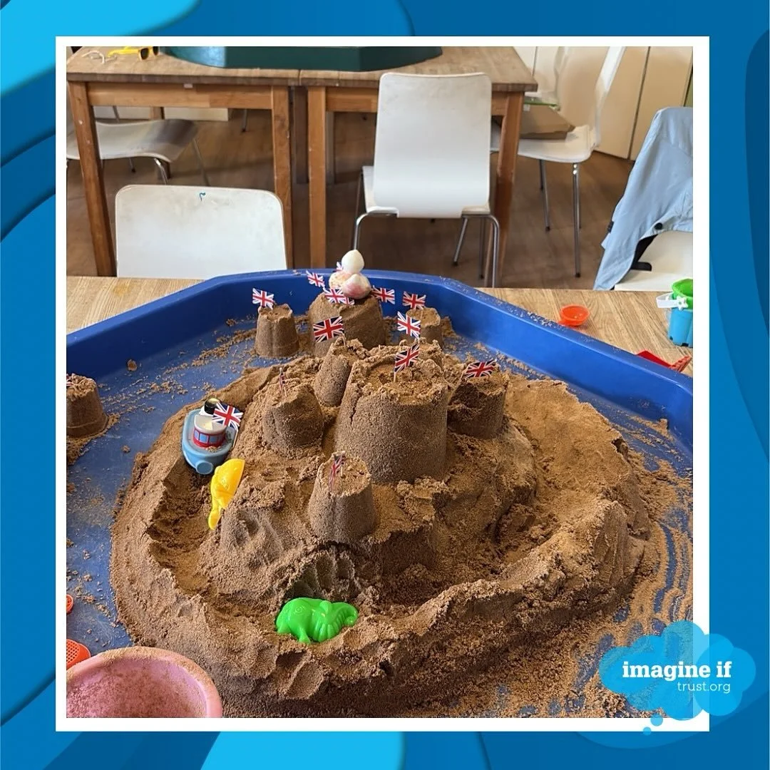 On Friday forever young had a morning at the beach! 🏖️☀️
Actually we brought the beach to forever young, in the coffee shop we had a sandcastle competition, ate ice cream, played chair beach ball and ended the morning with some mocktails!
