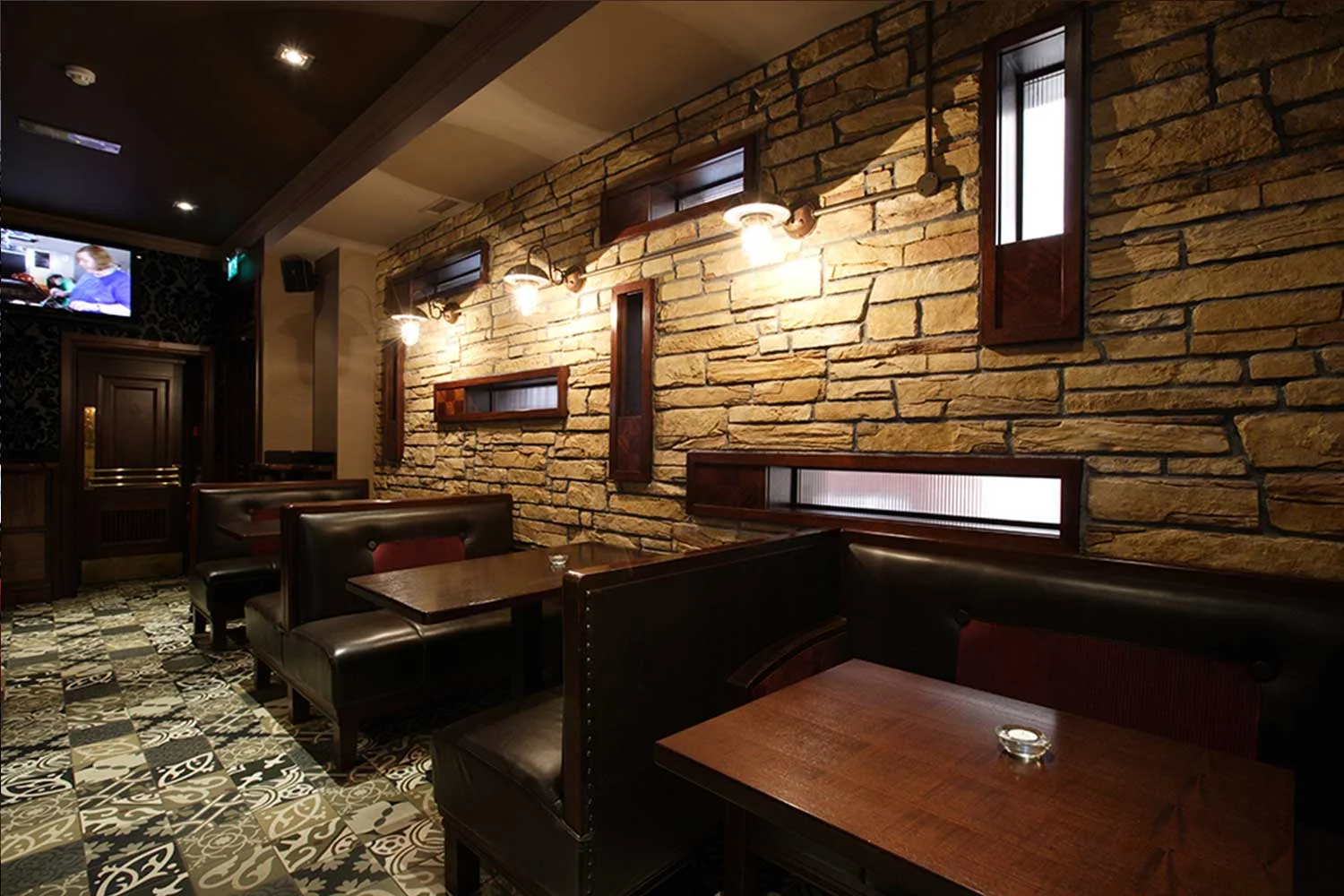 Malone's Irish Pub design - interior seating&nbsp;
