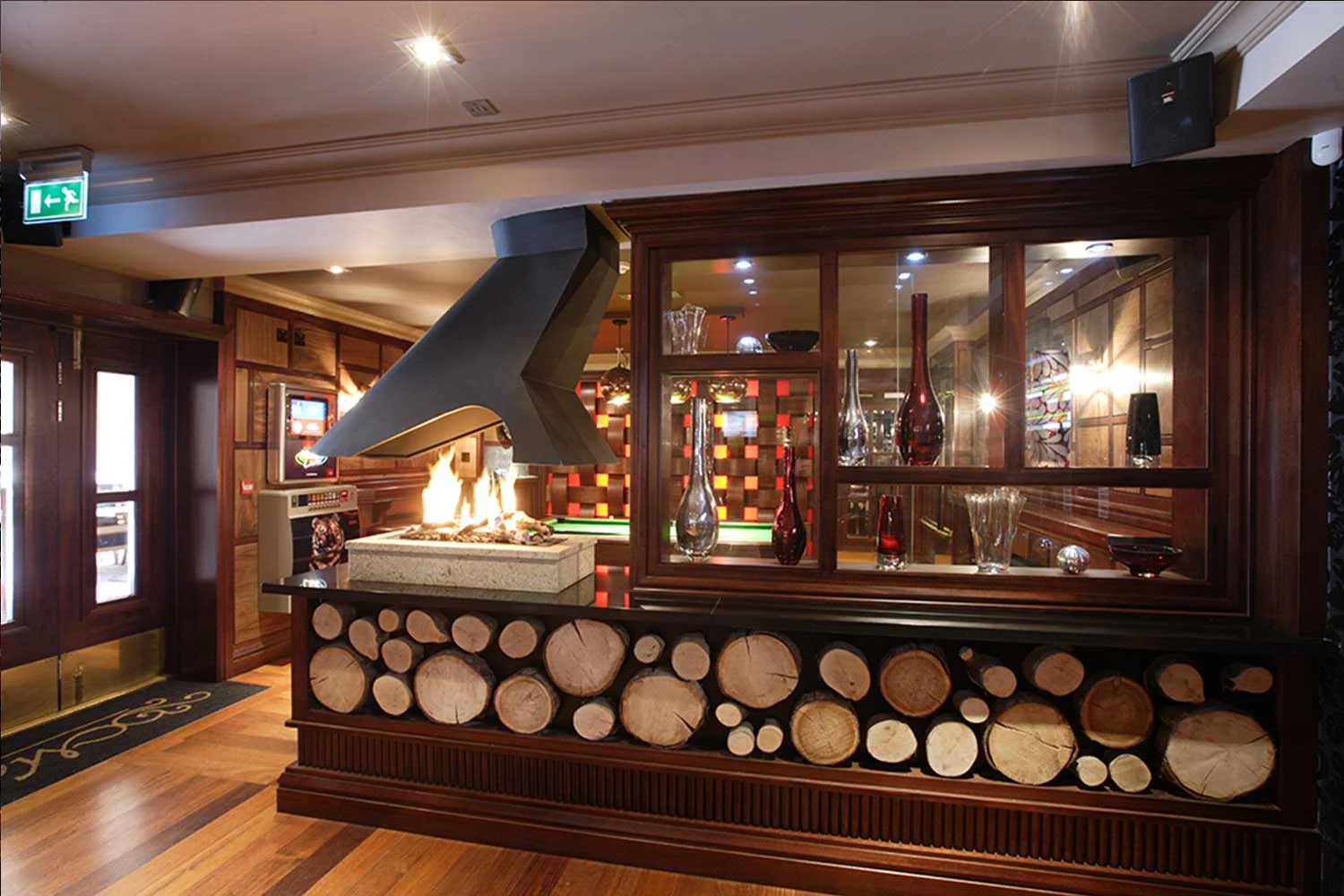 Malone's Irish Pub - wooden log interior design&nbsp;