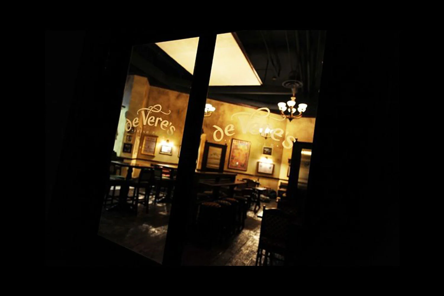 de Vere's authentic Irish pub design - logo frosted onto interior glass&nbsp;