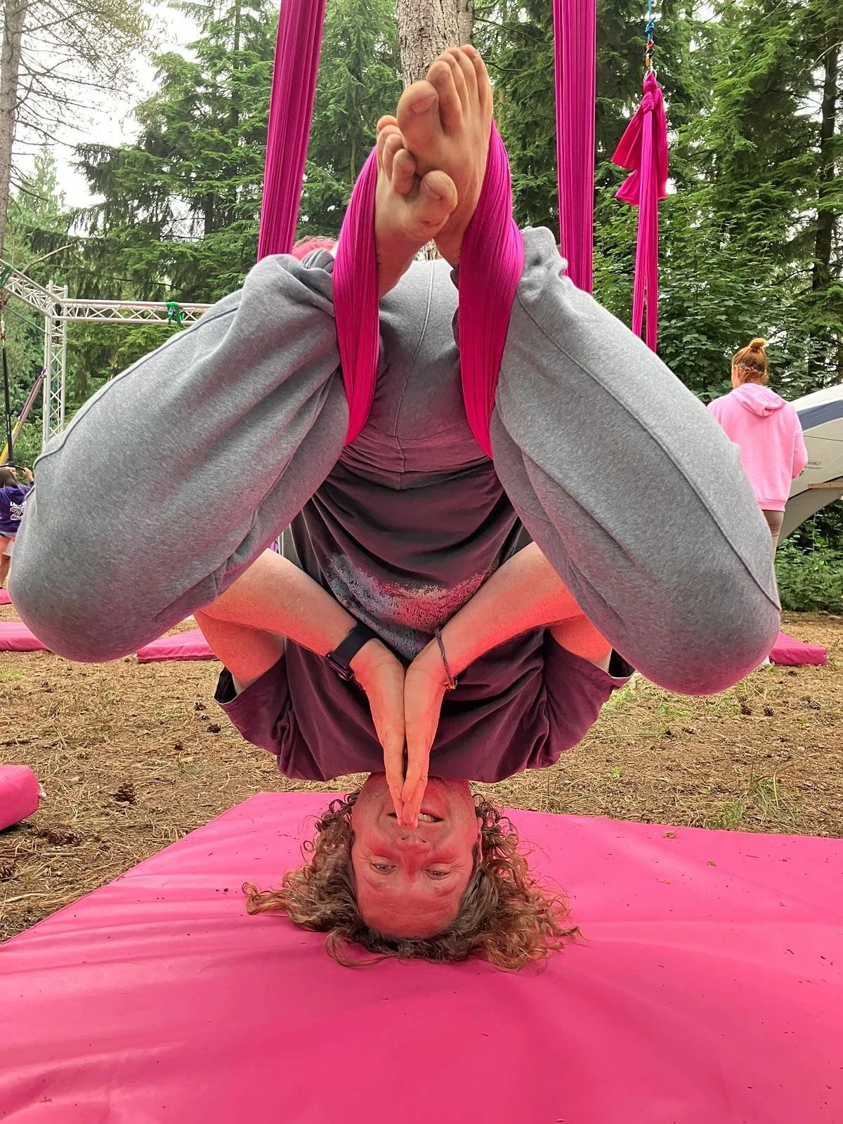 A topsy-turvy 24 hrs Sun&ndash;Mon this week: all sorts of family fun @campkindling including my first go on silks. I actually managed to get upside down 🙃

Then a @hackneycolliery set and a micro-collab with good buddy @djyodauk &mdash; before less