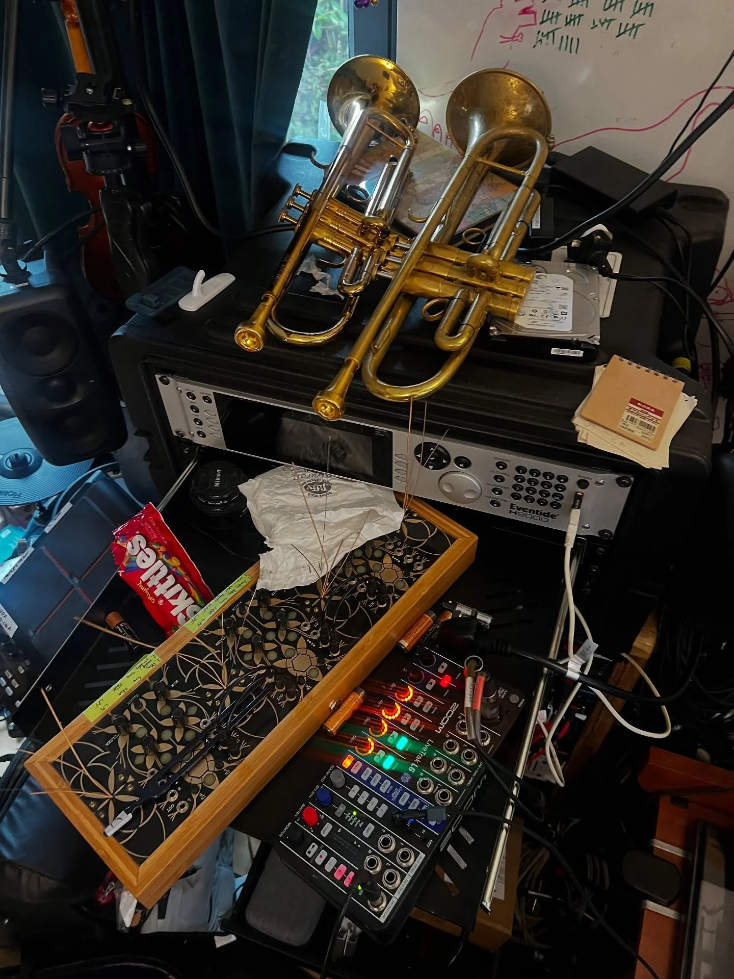 Finally back in the studio after a hectic and brilliant summer on the road. And straight back into it!

Loong session for another composer, multitracking high, loud and punchy trumpets for an album of production music. My trick of using different hor