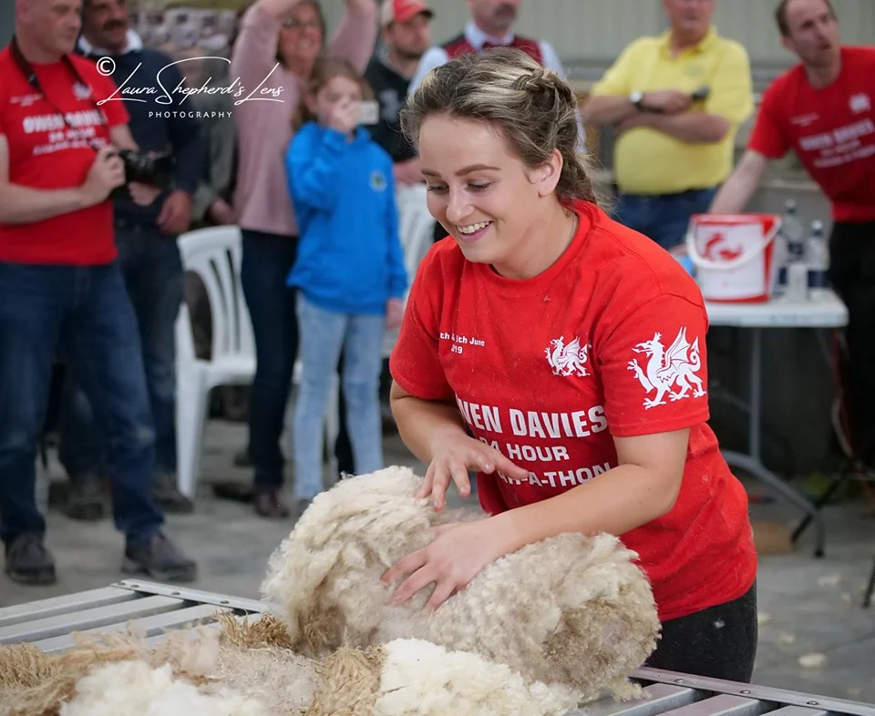 Lauren Morris, Radnor Valley YFC giving Owen a helping hand on the wool Photo by Laura Shepard Photography