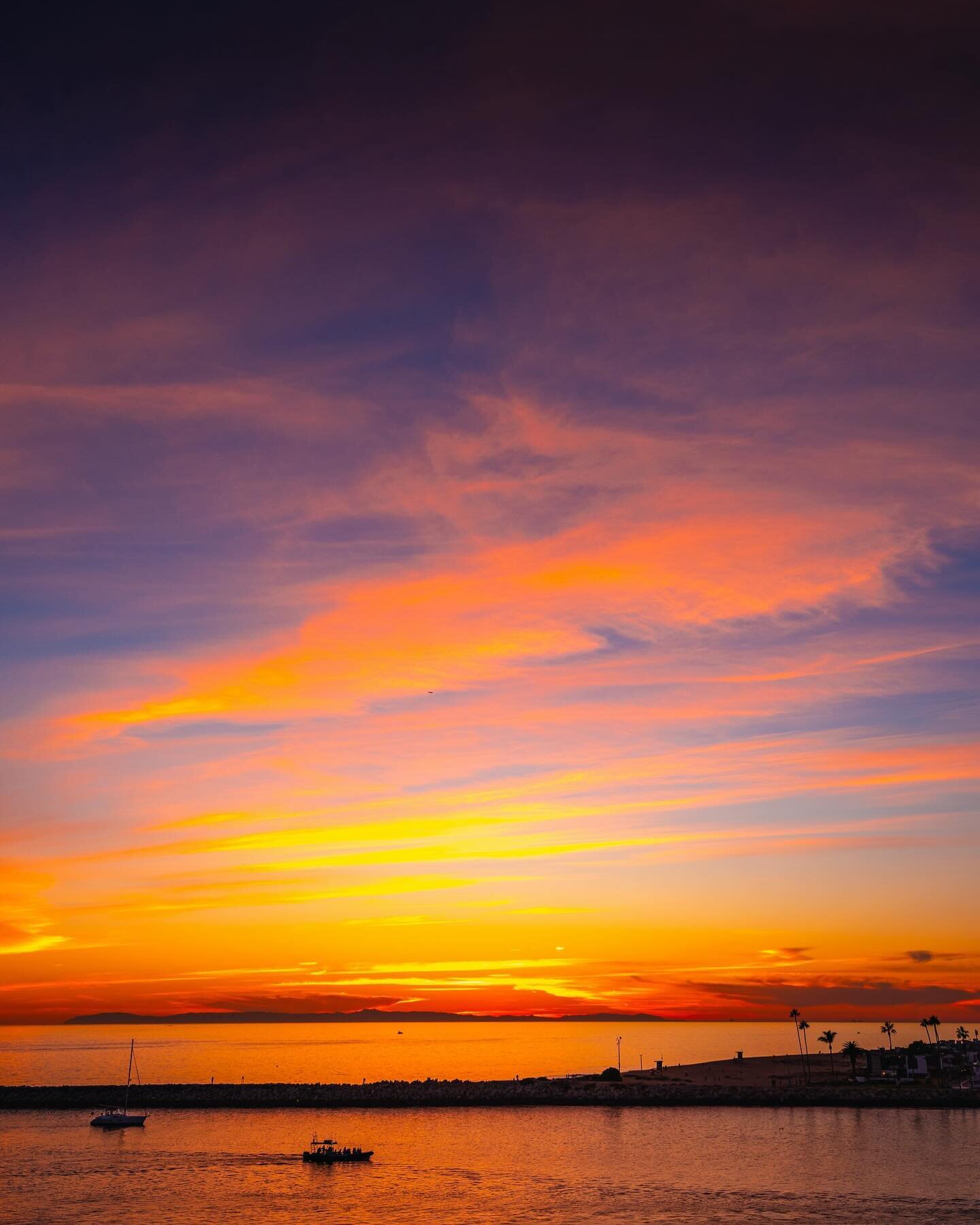 California sunsets forever 🌅 
. . . . . .
#normhuttonphotography #nikonimages #normhutton #california #unlimitedcalifornia #visitnewportbeach #visitcalifornia #beautifuldestinations #earthfocus #earth_shotz #earth_reflect #hoyafilterusa #rangeandsea