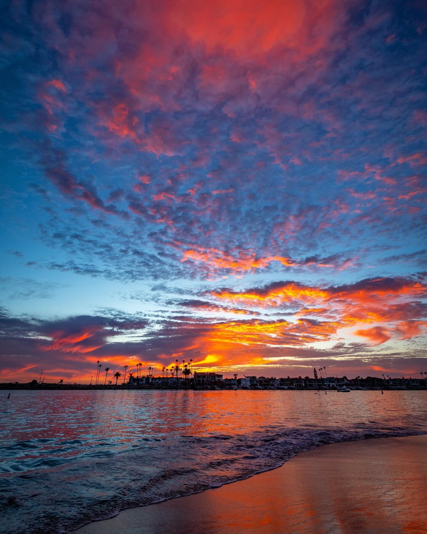 Newport Beach Sunset 🌅 
. . . . . .
#normhuttonphotography #nikonimages #normhutton #california #unlimitedcalifornia #visitnewportbeach #visitcalifornia #beautifuldestinations #earthfocus #earth_shotz #earth_reflect #hoyafilterusa #rangeandsea #natu