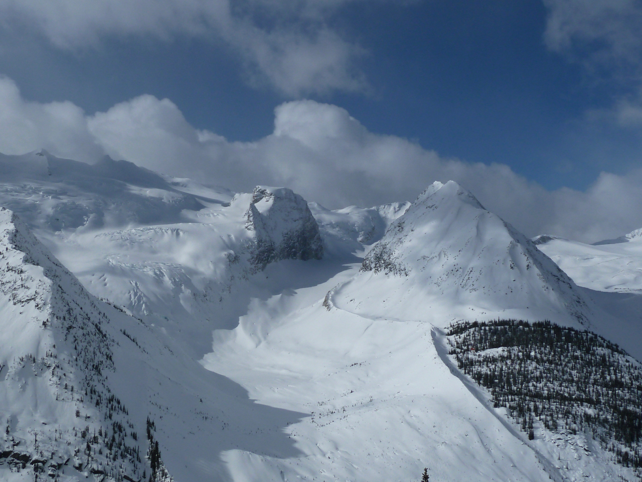 Yes, the lodge is in this pic!