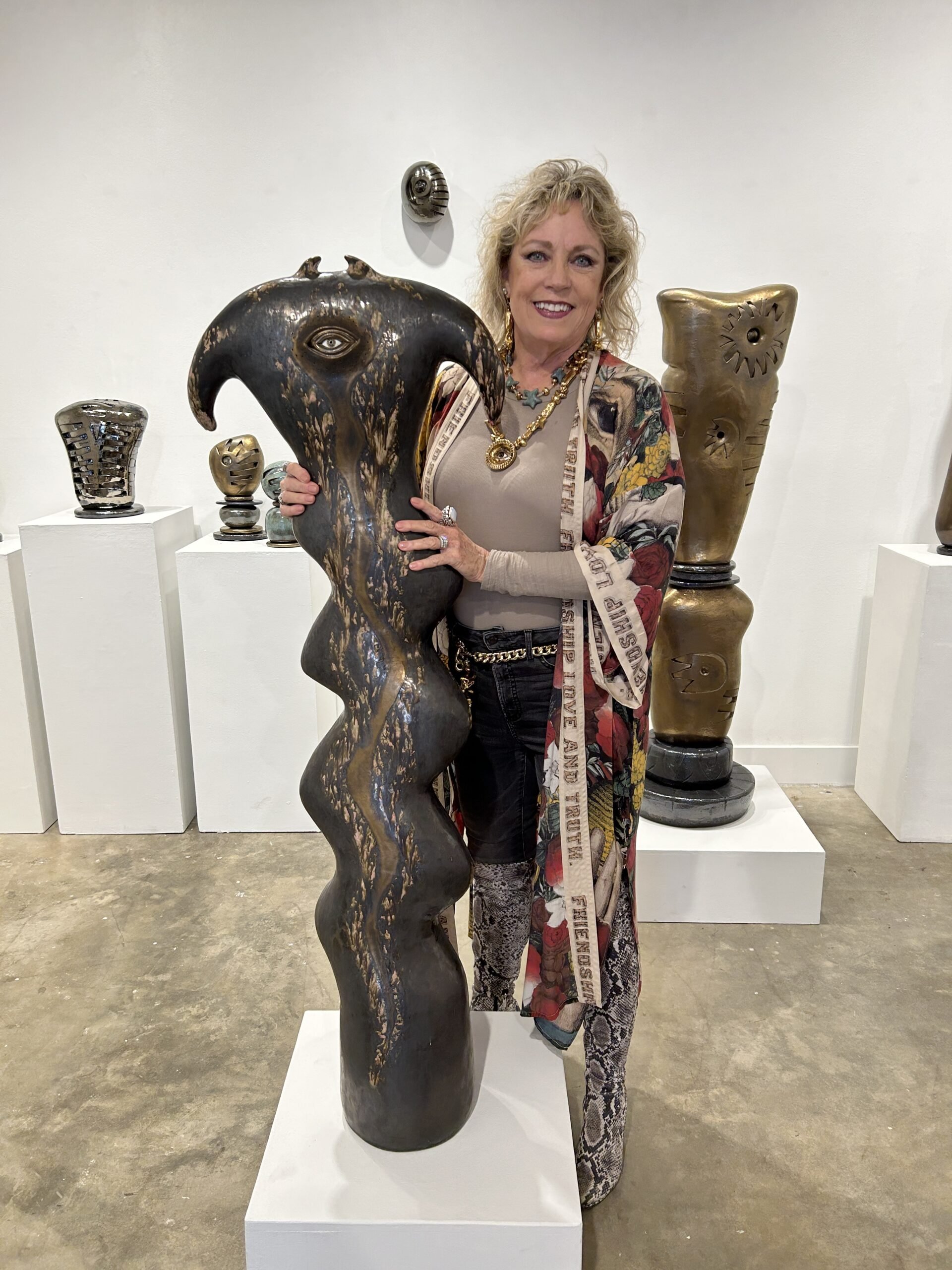  Artist Susan Budge with "Wilma Wild Thing," 2023, at Heidi Vaughan Fine Art (Courtesy Heidi Vaughan Fine Art) 
