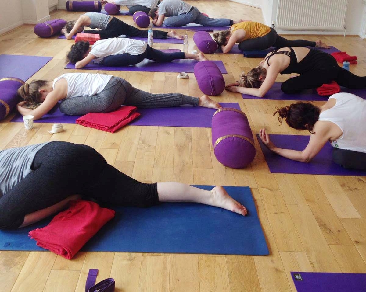 RESTORATIVE AROMA YOGA 