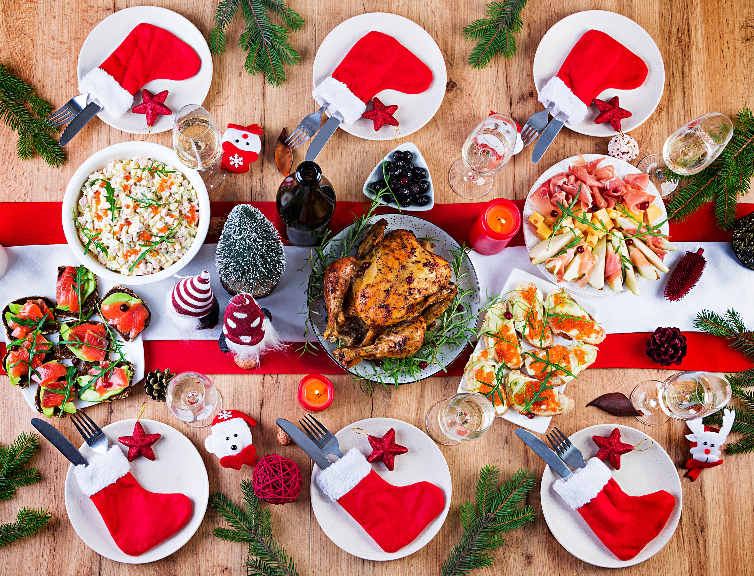pavo-al-horno-cena-navidad-mesa-navidena-sirve-pavo-decorado-oropeles-brillantes-velas-pollo-frito-mesa-cena-familiar-vista-superior-plano-arriba-espacio-copia.jpg