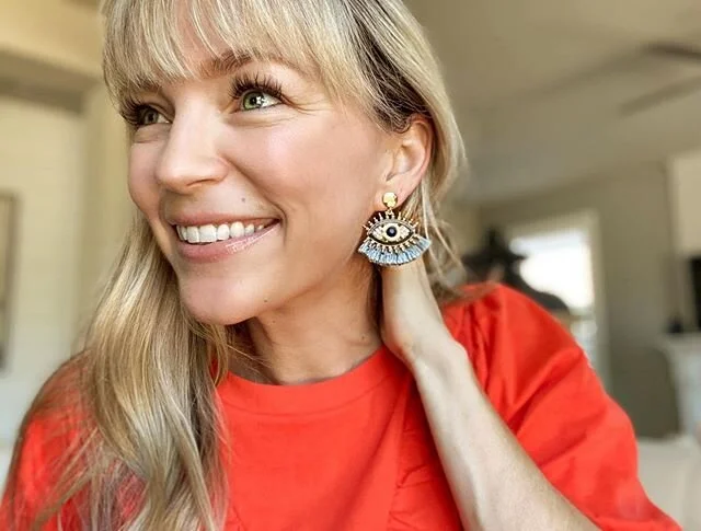 Life won&rsquo;t sparkle unless you do.🌟
&bull;
Happily supporting @keyoptique with these sparkly beauties.
&bull;
&bull;
&bull;
&bull;
&bull;
#optometrylife #eyedoc #womeninbusiness #womensupportingwomen #shoppingtherapy #eyelashes #lashesofinstagr