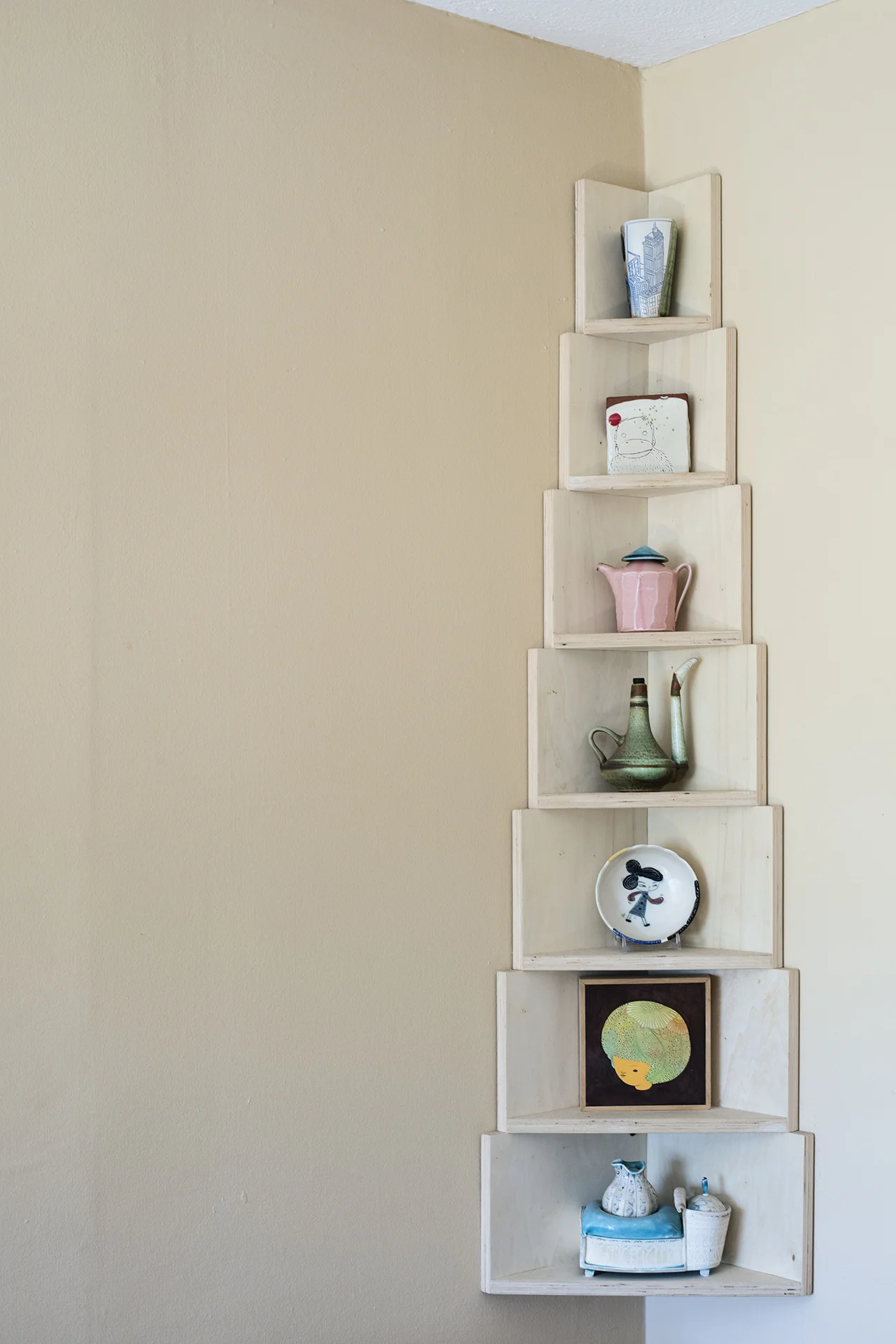 Corner shelf