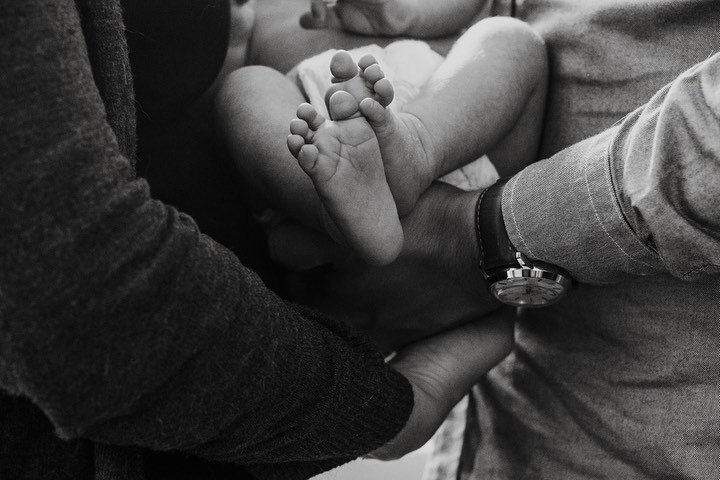 Can&rsquo;t give me baby fever (I&rsquo;m already infected 😅🤪) but I CAN pass it along to the rest of you&hellip; Had the sweetest newborn session with baby Miles and his adoring fans last week, ON his parents&rsquo; three year anniversary!! Enjoy 