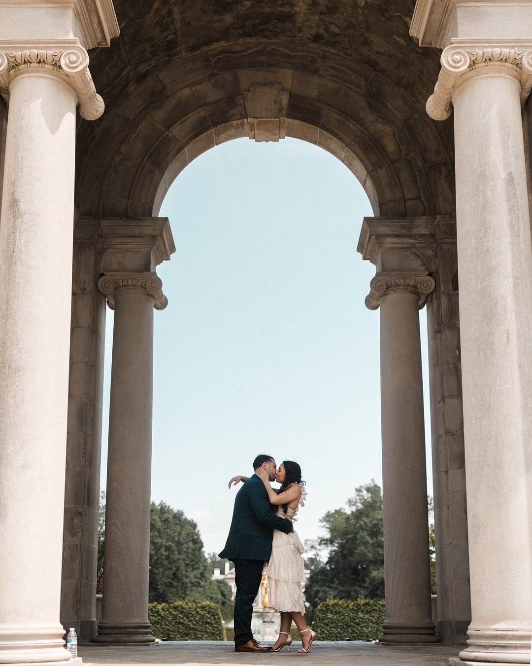 Where are my Pride and Prejudice nerds at....? These previews from Frank and Olivia&rsquo;s sweet summertime engagement session last week at Nemours Estate have been giving me Pemberly vibes in the best way&hellip; 😍