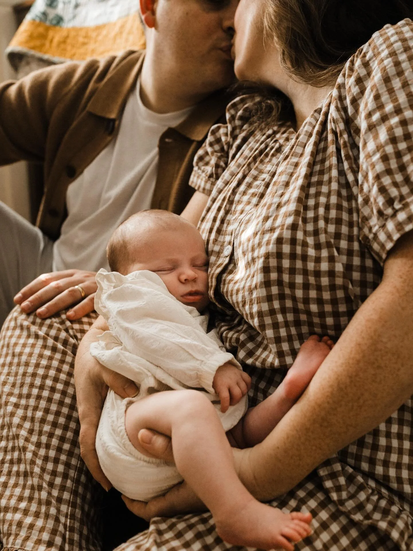 Who cares about snowstorms when you&rsquo;re nestled into the warmest, coziest nursery with your adoring parents and furry big sister...? Not baby Darcy. ☀️😍 I&rsquo;m obsessed with the previews from this week&rsquo;s dreamy newborn shoot with Sara,