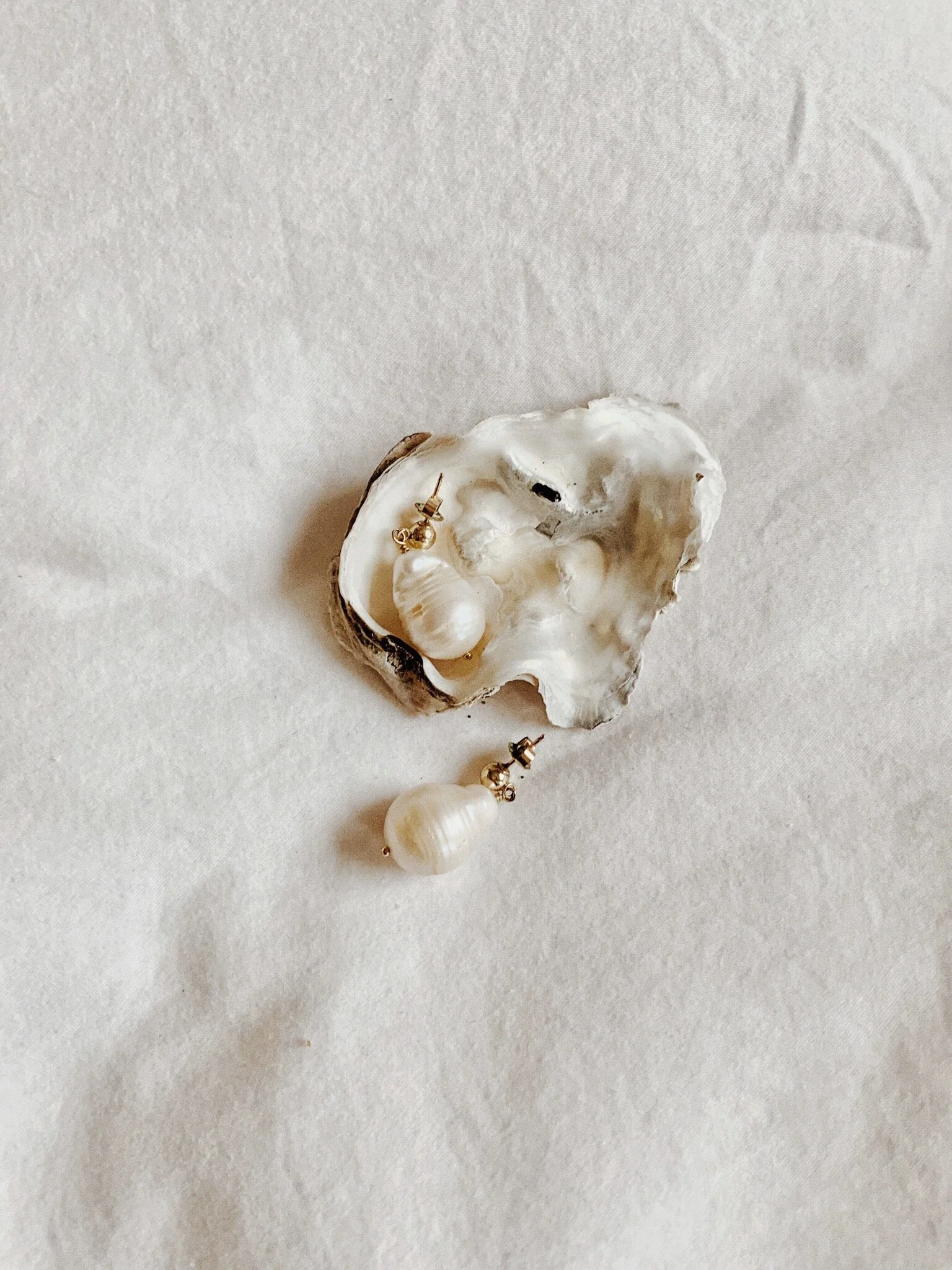 OVERSIZED PEARL EARRINGS