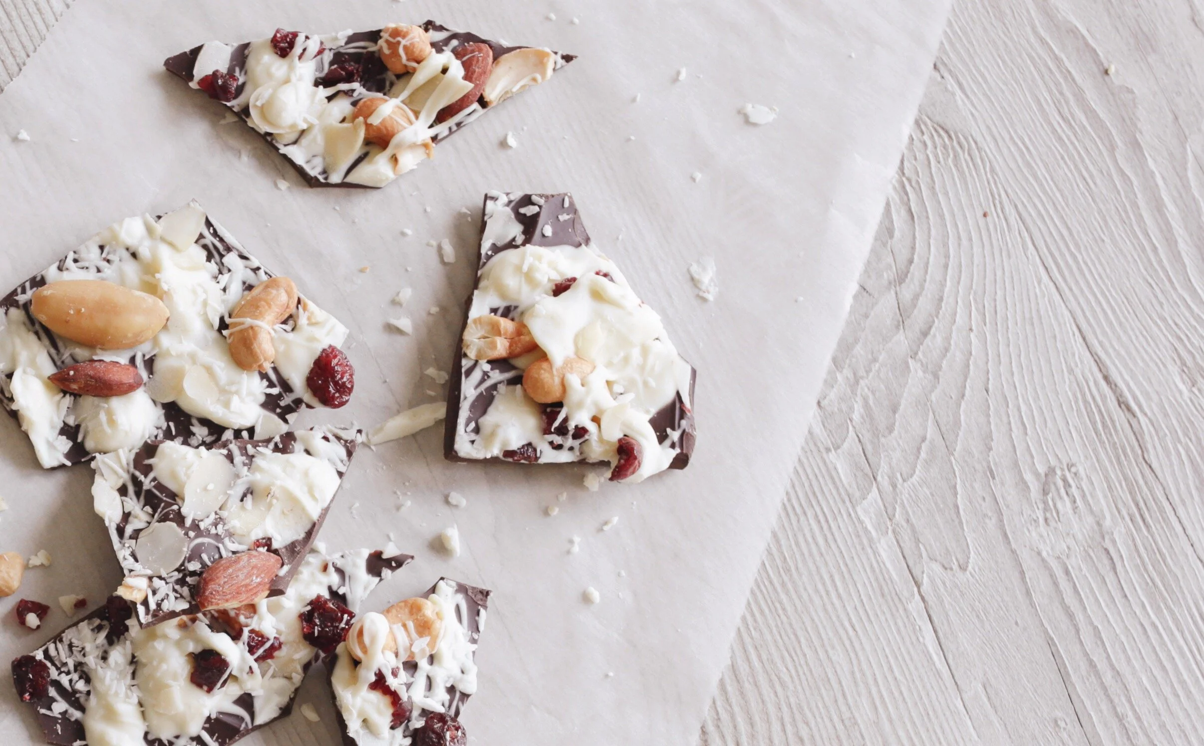JACKSON POLLOCK HOLIDAY MIXED NUT BARK WITH DRIED CRANBERRIES AND COCONUT FLAKES