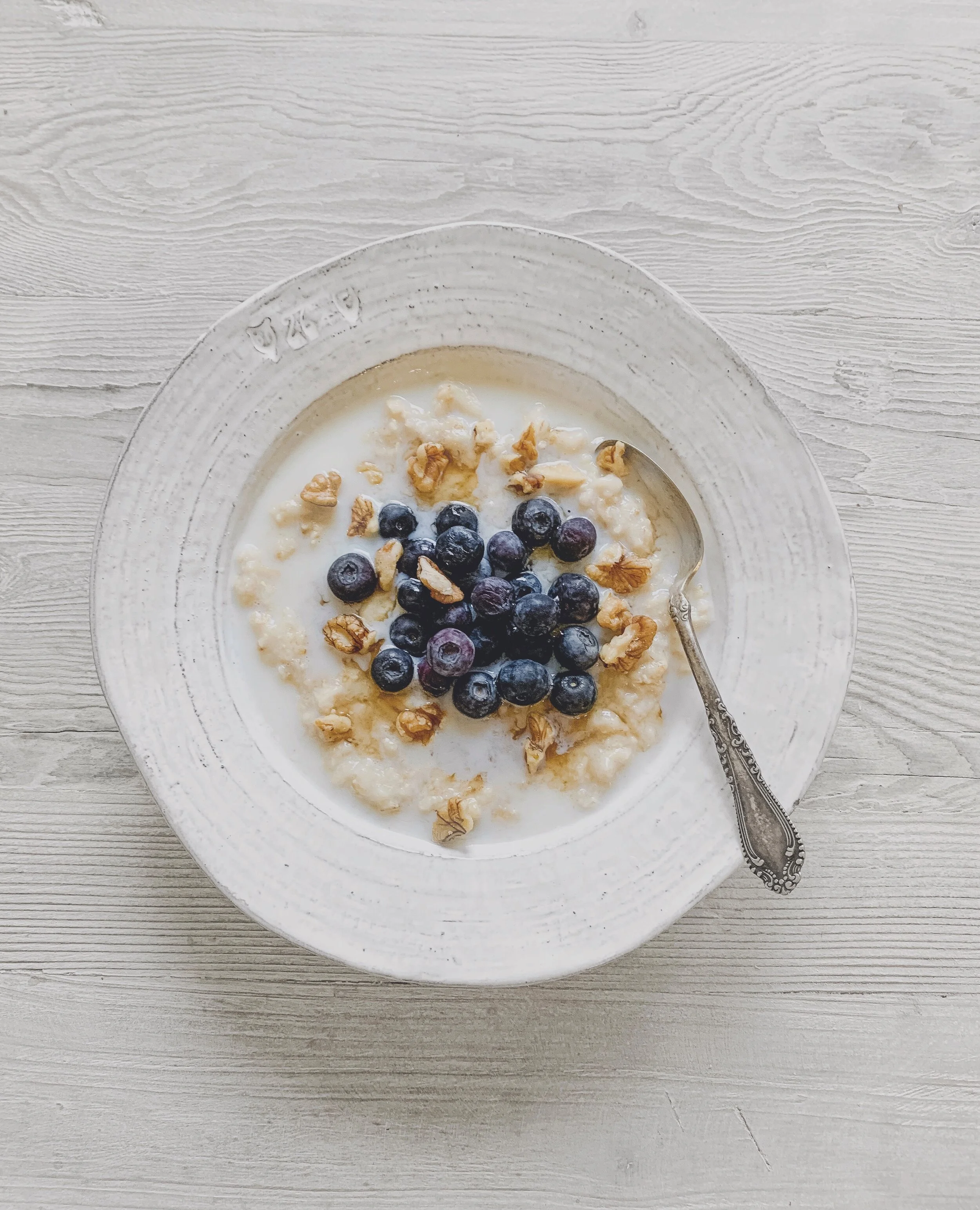 OATMEAL WITH BLUEBERRIES, CRUSHED WALNUTS AND A MAPLE DRIZZLE