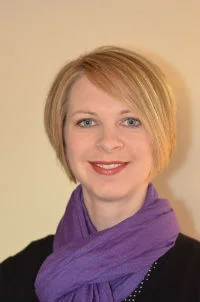 Lindsey headshot -min 2.jpg