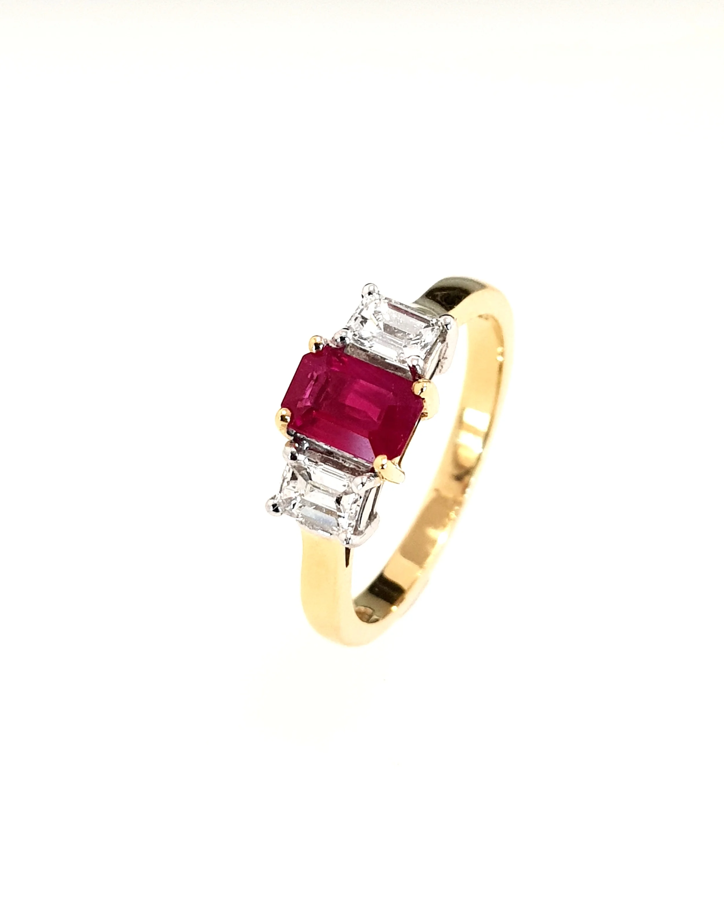 18ct Yellow Gold Ruby (.50ct) & Diamond Ring Diamond: .40ct, G, Si1 Stock Code: N8511 £2100