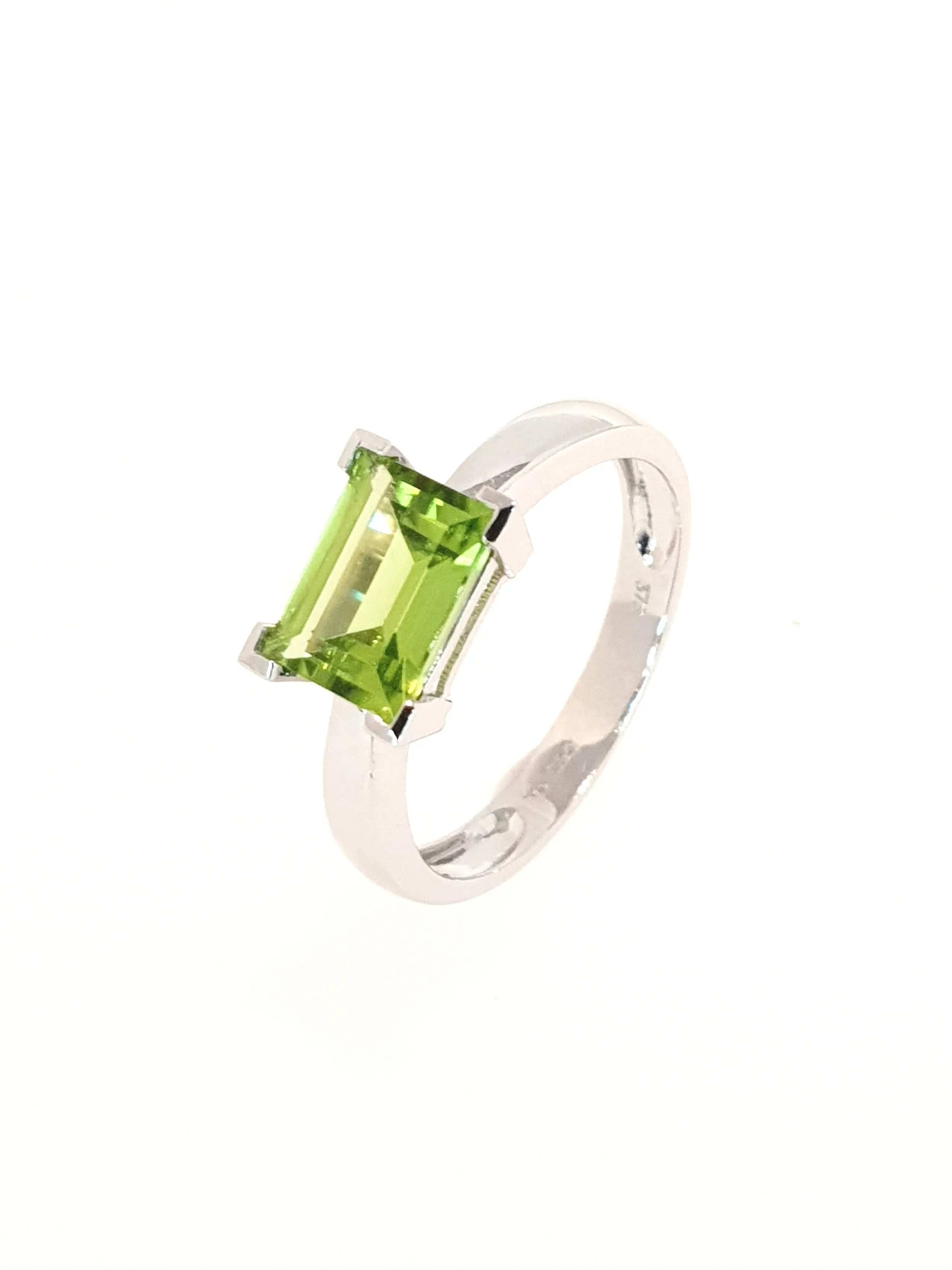 9ct White Gold Peridot Ring Stock Code: G1962 £360