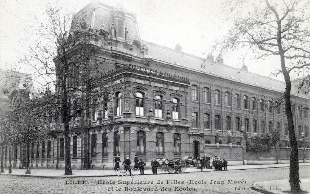 Carte postale, école supérieure des filles, 1910.