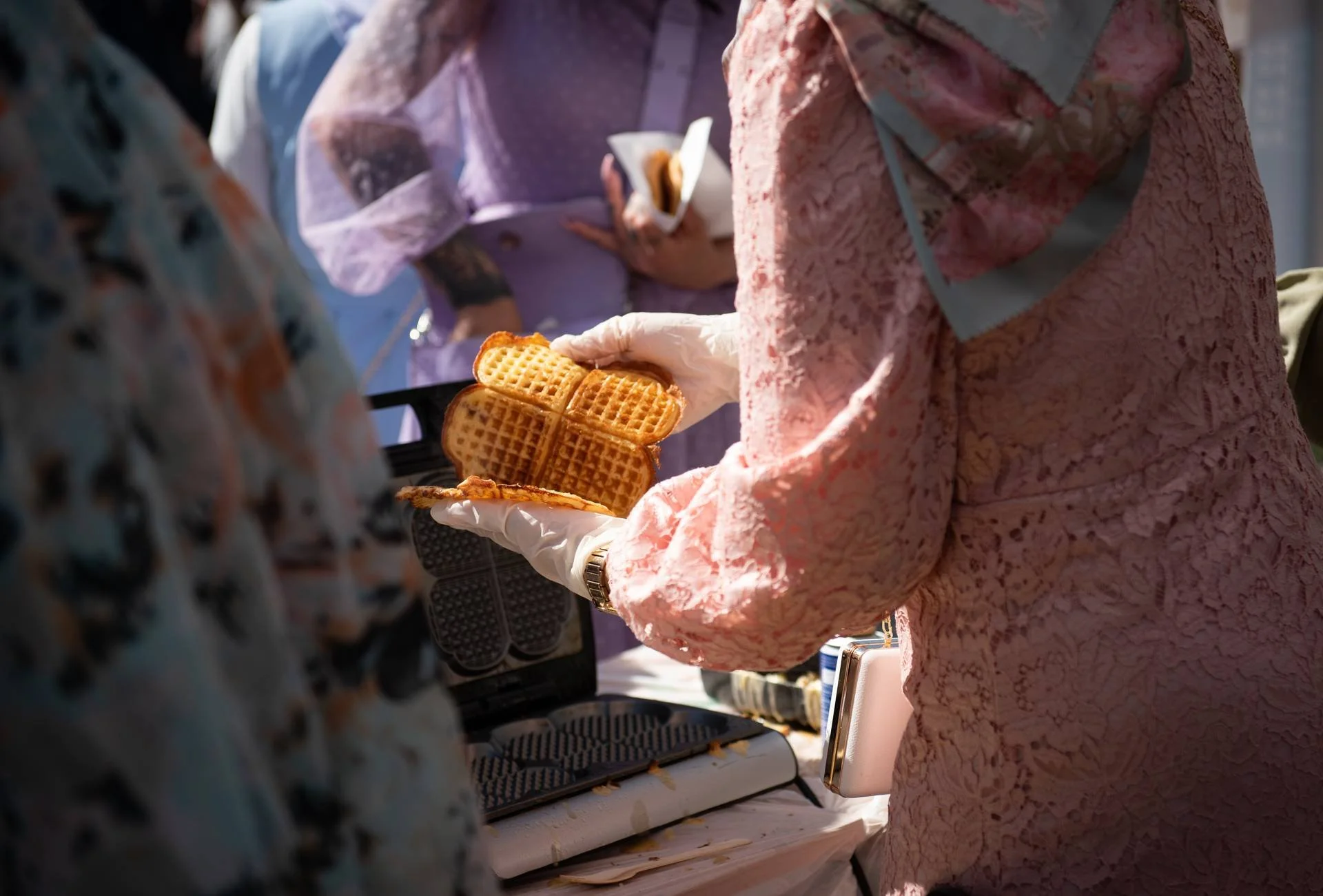 Person med sjal lager vafler