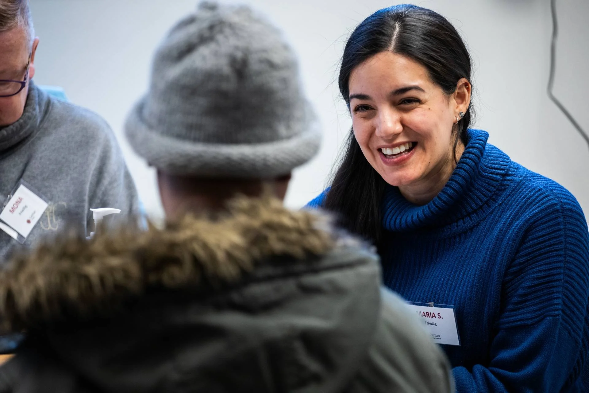 dame i blå genser smiler