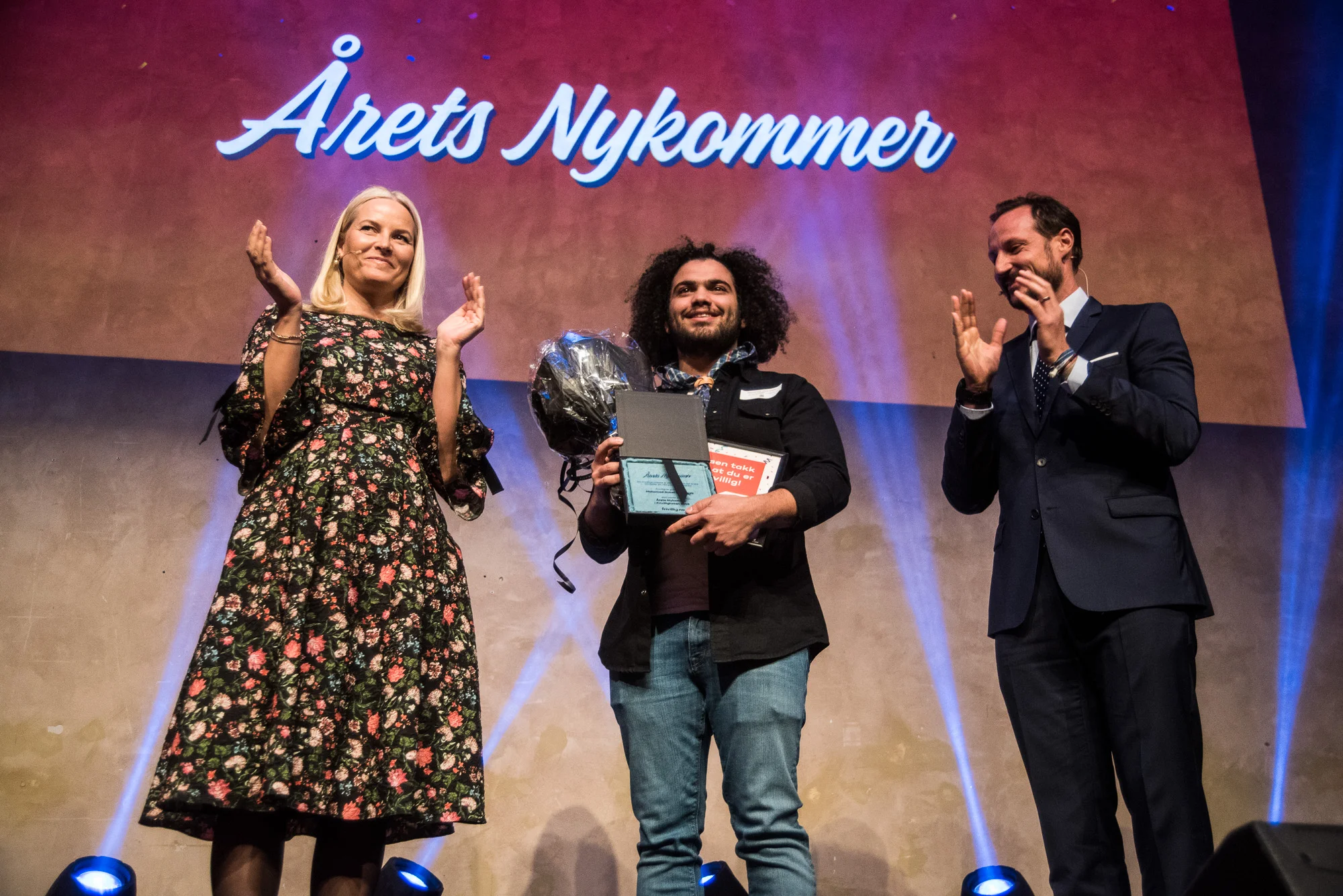 Mohamed Nabel Omr Deeb fikk prisen som Årets nykommer i frivilligheten av kronspinsparet på Frivillighetens dag 2018. Foto: Frivillighet Norge/ Carl-Fredric Salicath