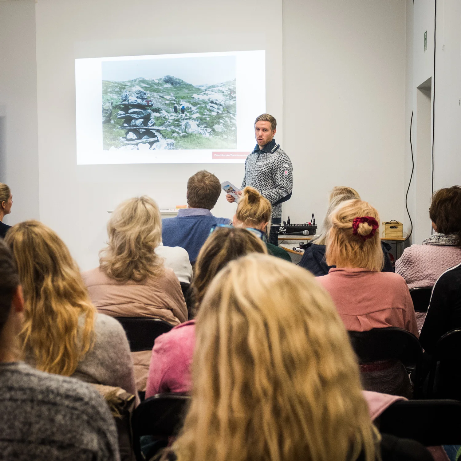 mann prater foran en forsamling