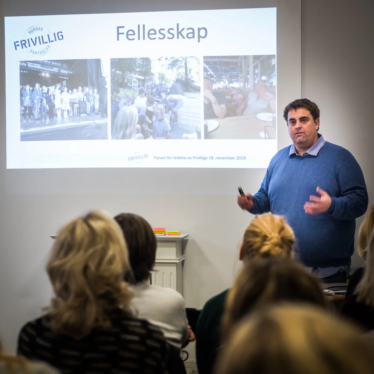 mann prater foran en forsamling