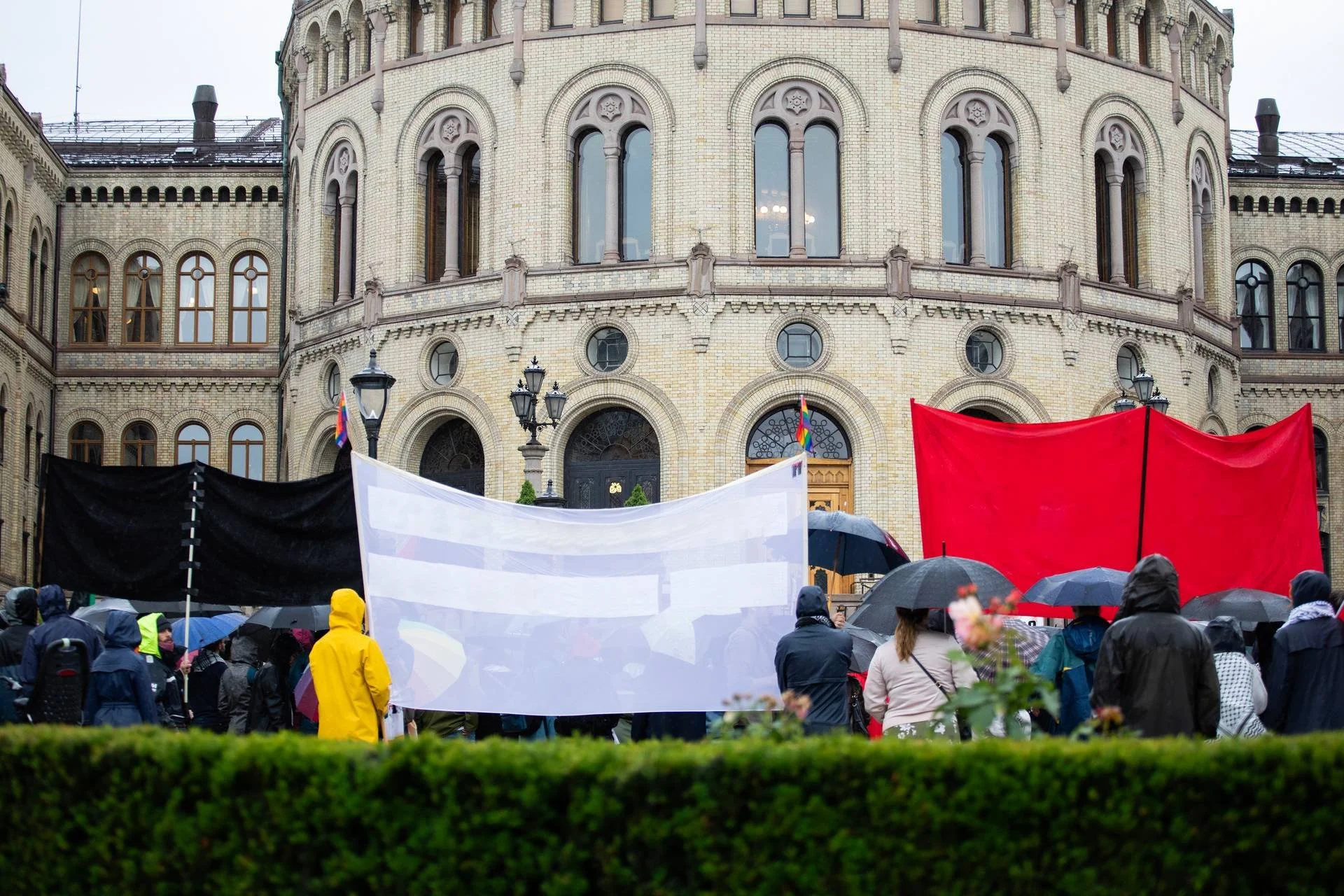 demonstranter foran Stortinget
