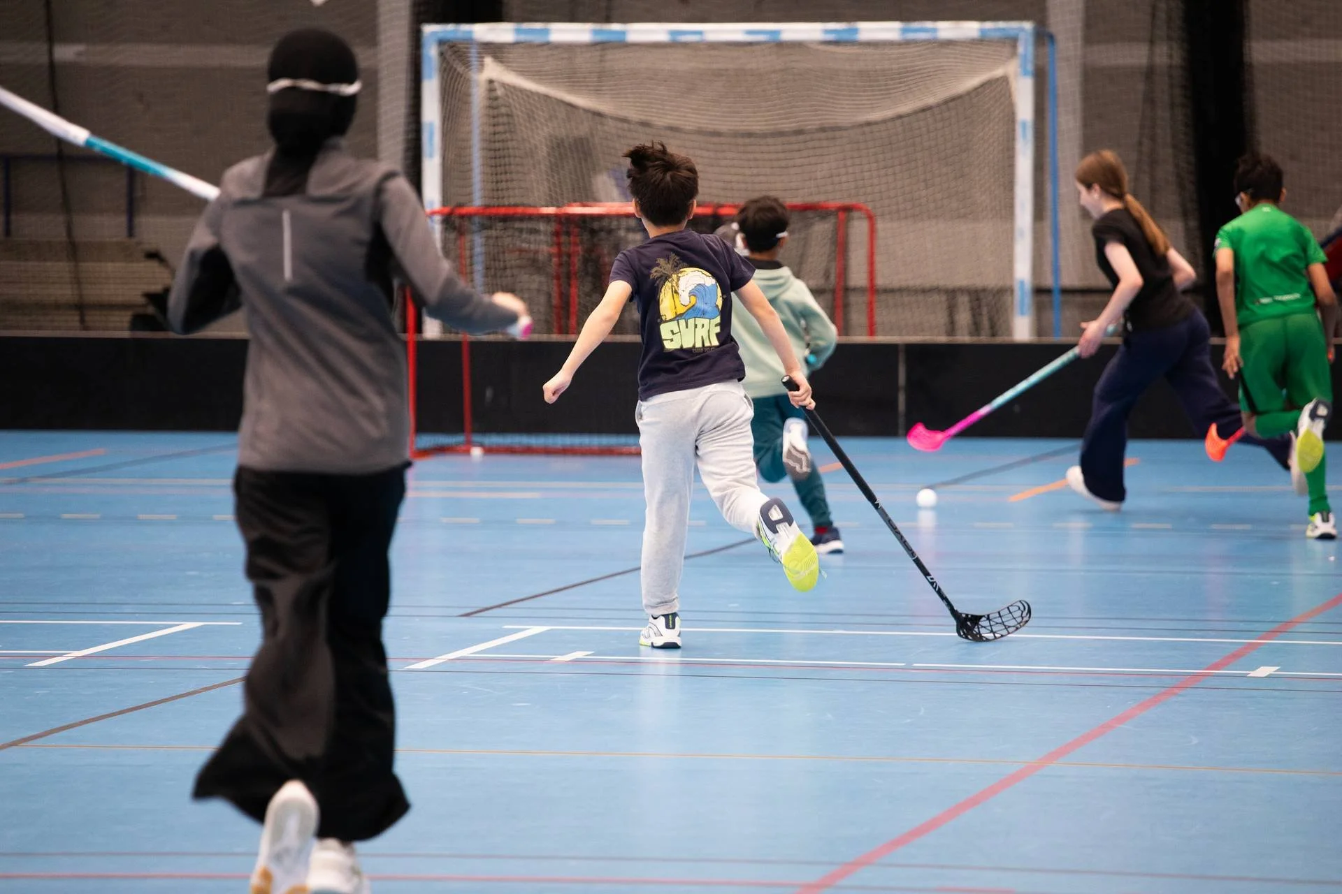 barn spiller innebandy