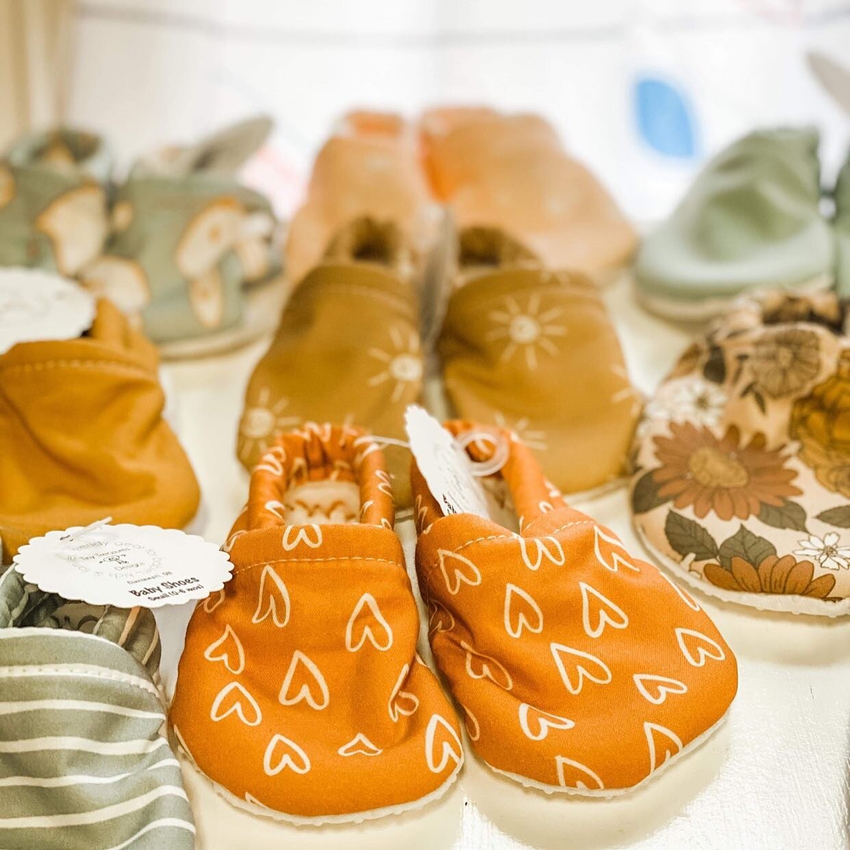 Have you seen our baby shoes and bibs in the latest prints? Made in Ohio by @tinytreasuresdesigns !