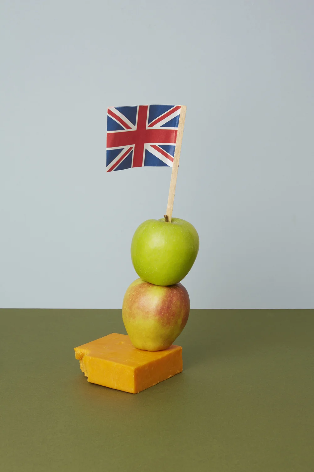 hannah-slaney-photography-still-life-coach-trip-7-apple-brexit-flag-great-britain-cheese-apple-2192.jpg