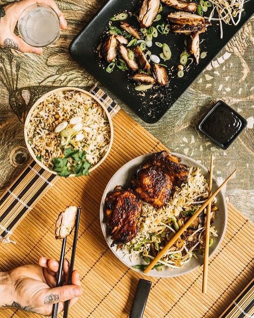 LIKEN, OPSLAAN &amp; MAKEN!🫶🏾  STICKY HOISIN BBQ - KIPPENDIJ MET WOK GROENTE &amp; RIJST
 Ingredi&euml;nten 
Kip
400 g kippendij met vel
2 el smokey BBQ-saus
3 el hoisinsaus
1 el sriracha
1 el honing
2 tl paprikapoeder
1 el ketjap
1 tl sojasaus
Snu