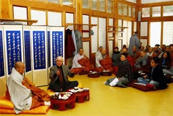 Paul Knitter in dialogue with Buddhists in Korea.