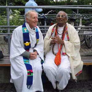 Rev. Braybrooke joins a Hindu friend before an interfaith service in London.