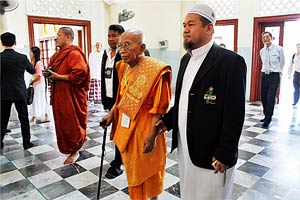 Cambodian Patriarch Tep Vong greets Islamic leader in South Thailand’s conflict zone
