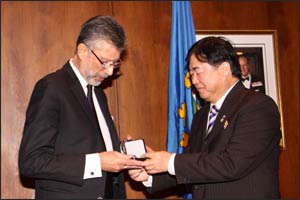 Dr. Redwan Moqbel receives award from Lieutenant Governor of Manitoba, Philip S. Lee. Photo: Keramat Momtazi