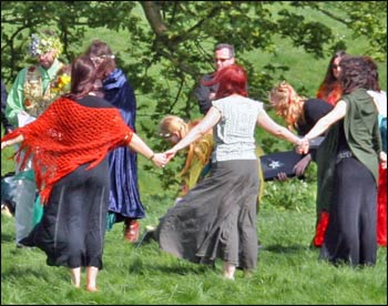 An outdoor circle at a Neopagan handfasting, or marriage ceremony. – Photo: Wikipedia