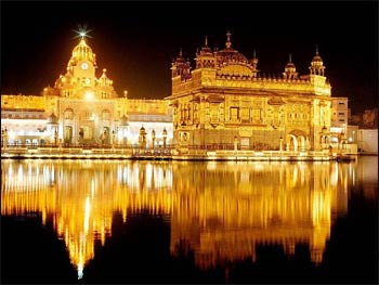 The Golden Temple in Amritsar, on the right, with related buildings on the left, at night – Photo: Wikipedia