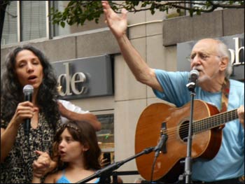Peter Yarrow of Peter, Paul, and Mary, standing next to his daughter and granddaughter, sings “Where Have All the Flowers Gone” at the early morning rally. – Photo: Ruth Broyde Sharone