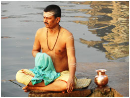 A Hindu devotee bathes in the Ganges. – Photo: RBS