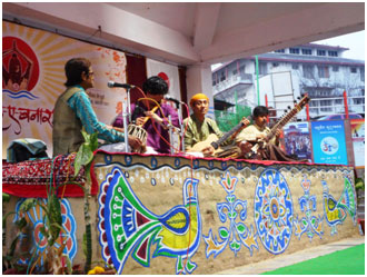 Japanese and Indian Musicians play at the Assi Ghat in Varanasi, known for its musical performances. – Photo: RBS