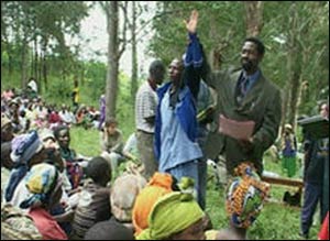 A Rwandan man testifying before a Gacaca court. – Photo: Wikipedia