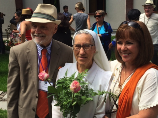 Larry Greenfield (l.), executive director of the Parliament of the World’s Religions; Sister Josefina of the convent, Comunidad de Hermanas Esclavas de Cristo Rey, which hosted NAIN in Guadalajara; and Gabriela Franco Valtierta, who led the planning team for the Carpe Diem Foundation, which cosponsored the Connect– Photo: TIO