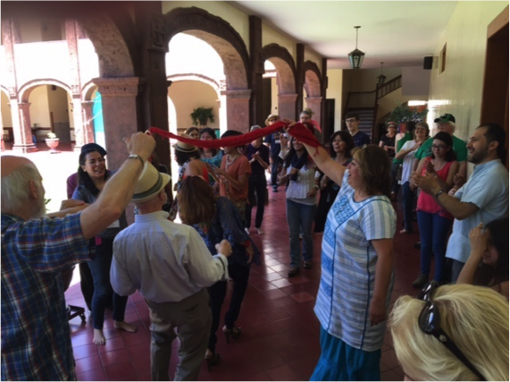 Al final de Conexión NAIN un conjunto mariachi apareció y la gente danzaba en los pasillos. Foto: TIO