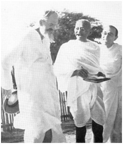 Gandhi and C. F. Andrews, December 1938 – Photo: mkgandhi.org