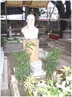 The bust of C. F. Andrews over his grave, in the Calcutta Christian Cemetery – Photo: Wikipedia, Grentidez